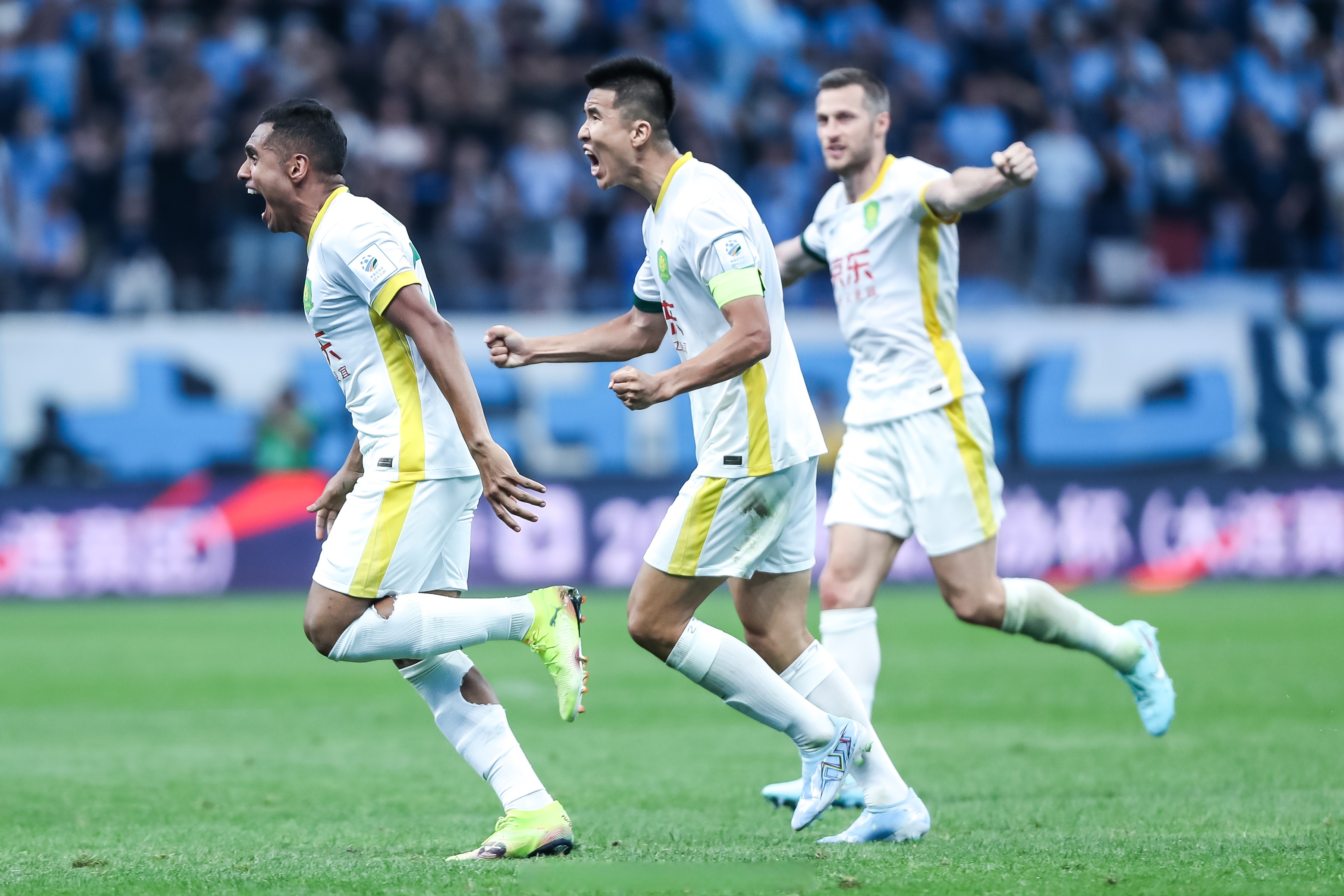 爱游戏官网-皇家马德里发布备战花絮,国际比赛日止住颓势,足总杯任务艰巨,纪律约束更严格的简单介绍